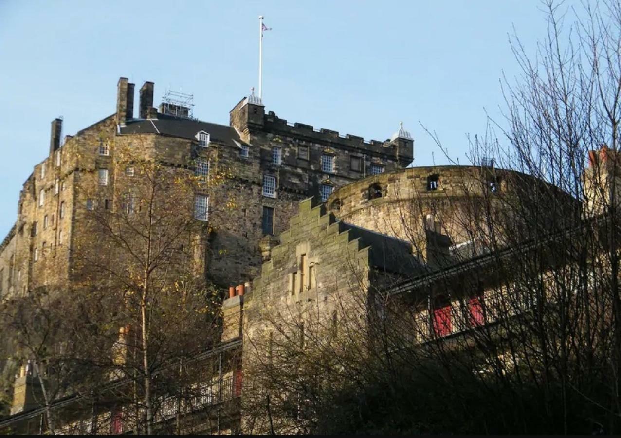 Charming 1 Bed Apartment With Castle View, Edinburgh